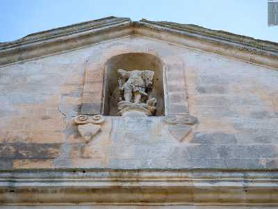 ...all�interno del quale, in una nicchia, � posta la statua di San Michele 
